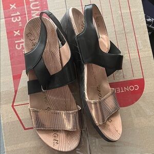 Wonders 10 Comfortable Black and Gold Women's Sandals